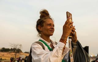 TravelSecure: Selbstbewusst unterwegs (junge Selbstbewusst Frau fotografiert Urlaubseindrücke)