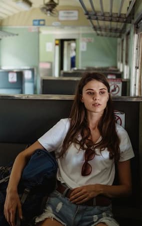 TravelSecure: junge Frau reist in öffentlichen Verkehrsmitteln