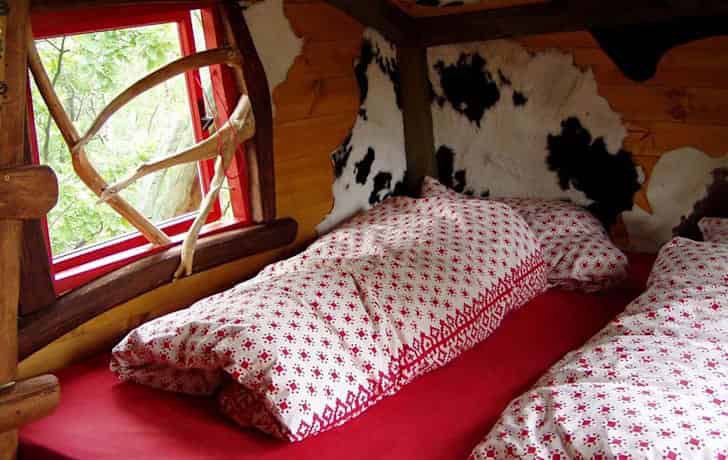 Schlafen in Baumhäusern, in Schlafhöhlen unter der Erde, in einem orientalisch gestalteten Alkoven oder in einer Waldsiedlum-Suite