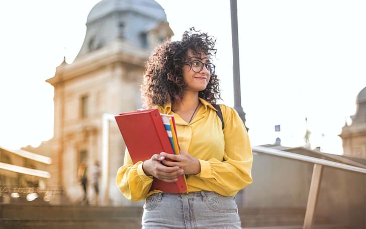 Ausschreibungen für die Austauschplätze findest du in der Regel auf der Website deiner Universität oder deines Fachbereiches.