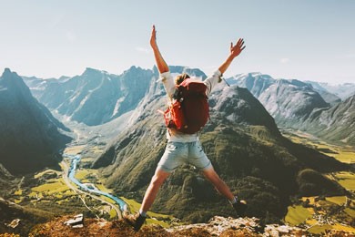 Wandern im Herbst: Stirnlampe und Taschenlampe einpacken